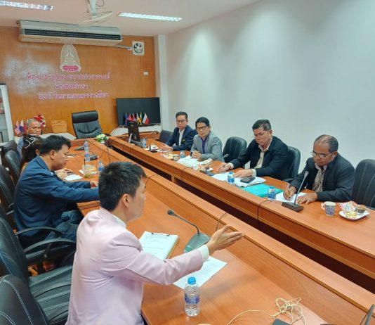 รศ.ดร.ยุทธนา พูนเกิดมะเริง ผู้ช่วยอธิการบดีฝ่ายกิจการงานทั่วไป ให้การต้อนรับ คณาจารย์จากมหาวิทยาลัยราชภัฏบุรีรัมย์